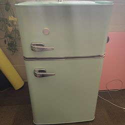 Insignia™ - Retro 3.1 cu. ft. Mini Fridge with Top Freezer and ENERGY STAR Certification - Mint