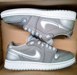 Nike Air Jordan 1 Retro Low OG GS Metallic Silver Grey CZ0858-002 Size 5.5Y / 7 Women
