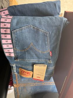 Levi’s  711 SKINNY A MID RISE SLIM THROUGH THE HIP AND THIGH