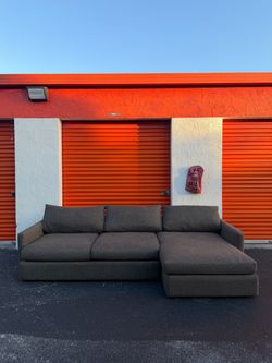 Crate & Barrel Sectional Sofa Brush en Like New