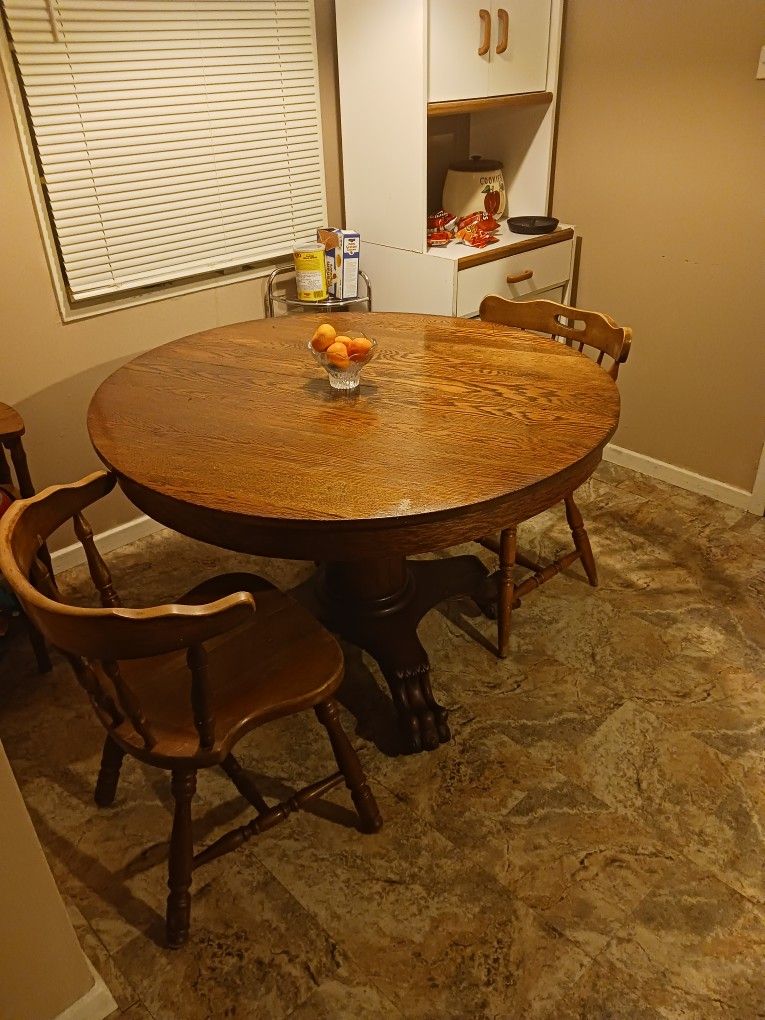 ROUND KITCHEN TABLE
