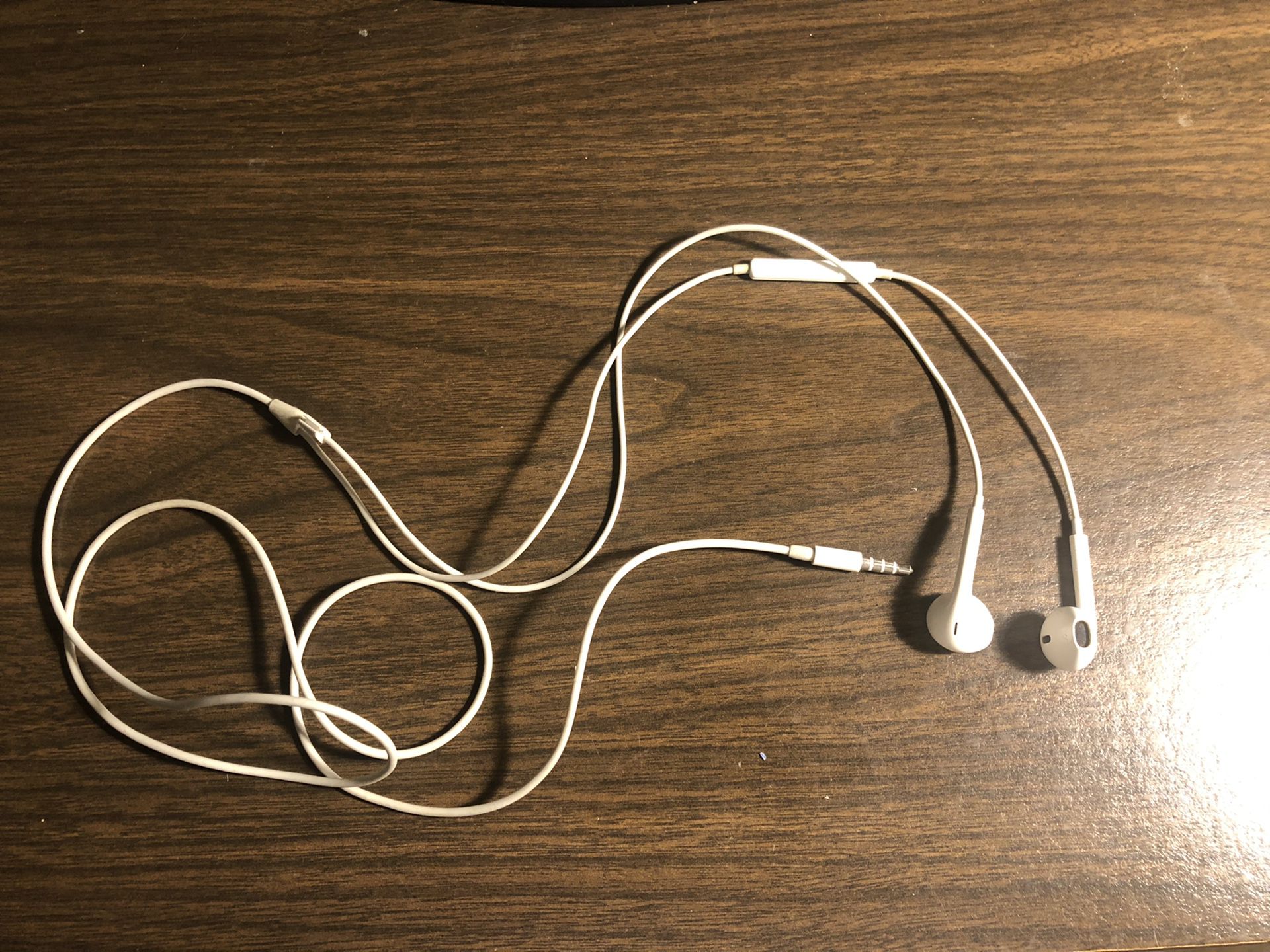 Apple Earbuds with mic and volume control