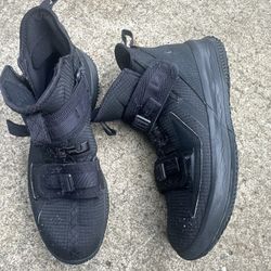 Nike Lebron Soldier 13 SFG Triple Black Out AR4225-005 Men's Basketball Sz 11.5