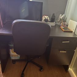 desk and chair 