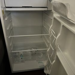 New Mini Fridge 3.2 Cu Ft Upstream 