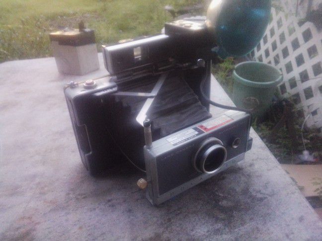 Polaroid Land Camera Atomic 100 Black And White Are Color Hang Up Pictures With A Box Of Spare Bulbs And Picture Paper Ready To Work