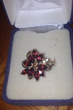 10k gold re garnet n diamond ring