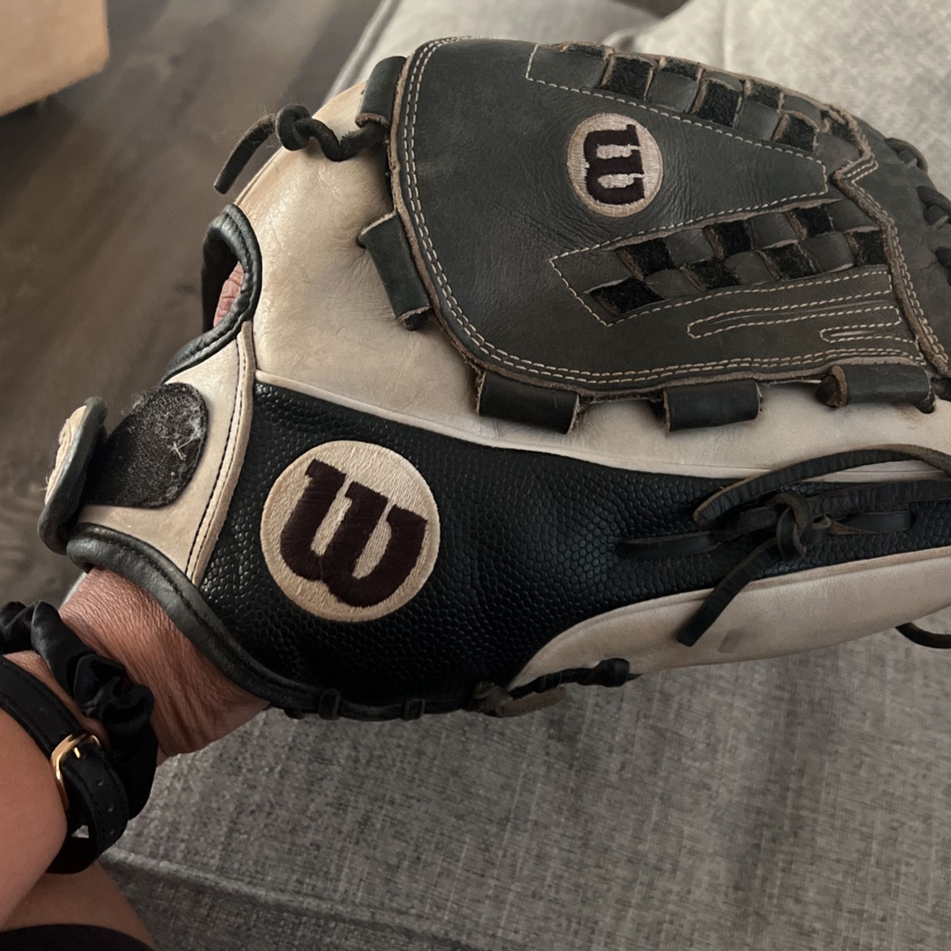 A2000 Softball glove