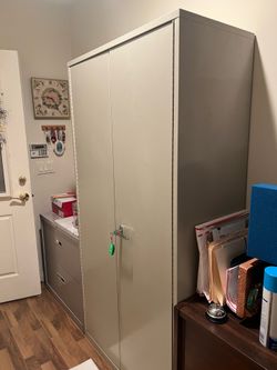 Metal cabinet, excellent condition!!