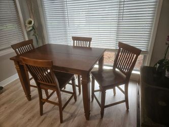 Dining room table and chairs for Sale