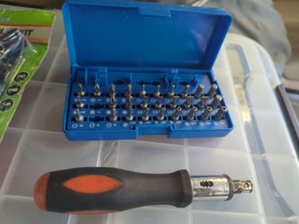 Rarcheting screwdriver and bits