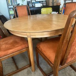 Beautiful Solid Maple Dining table With 2 Leaves