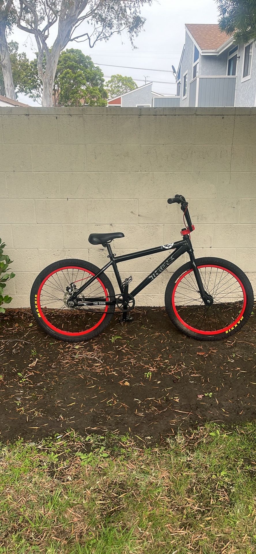 24 Inch Throne-Goon