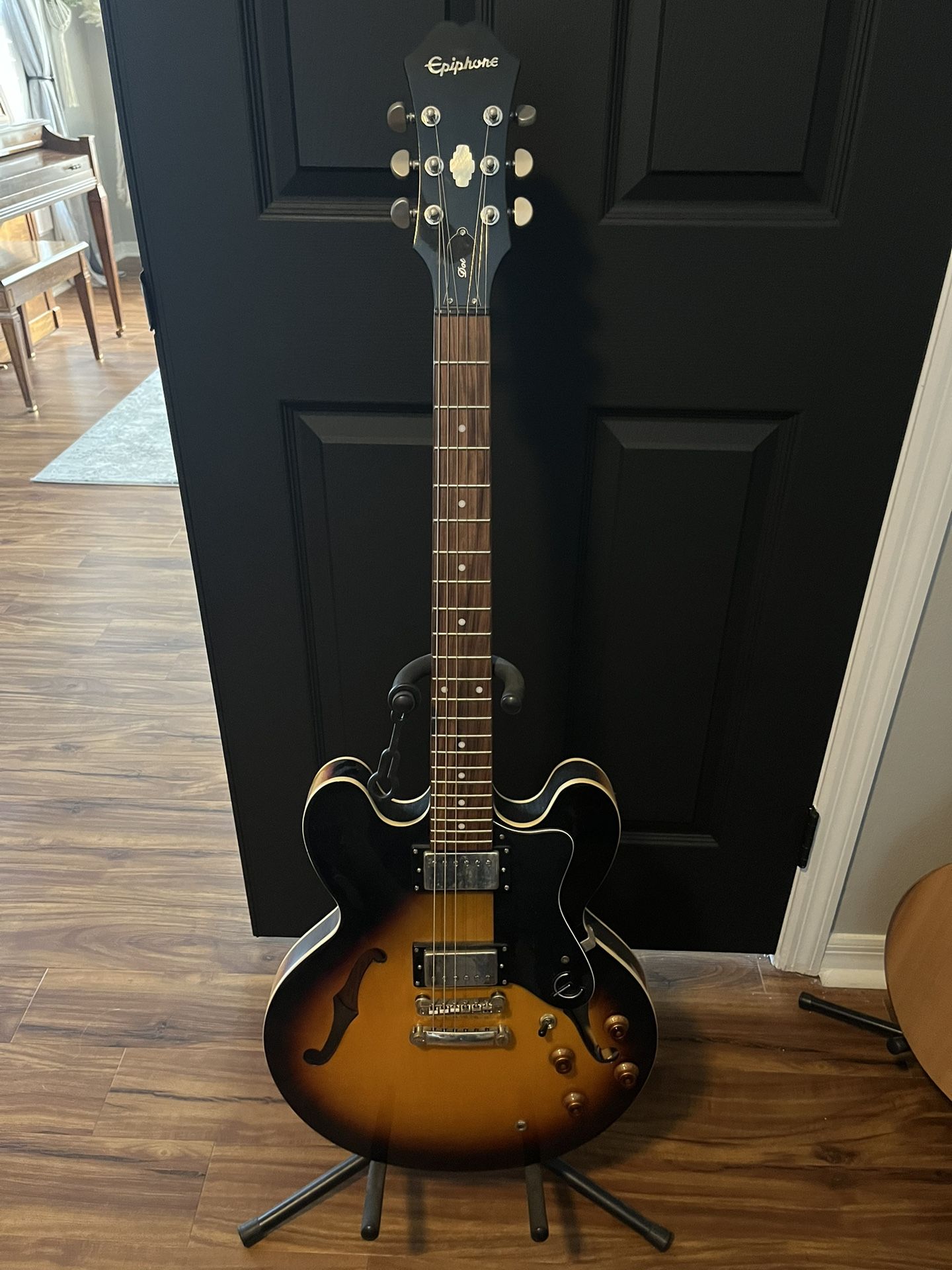 Epiphone Semi-hollow Bossy Guitar