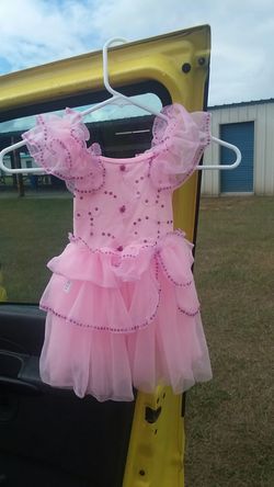 Costume size can all maybe size 3 to 4 yrs old