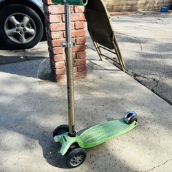 Used Kids Green Micro Maxi Original Deluxe Kickboard Scooter for ages 4-12