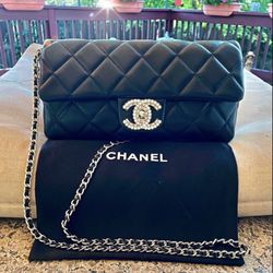 CHANEL Quilted Leather Flap Clutch Black. 