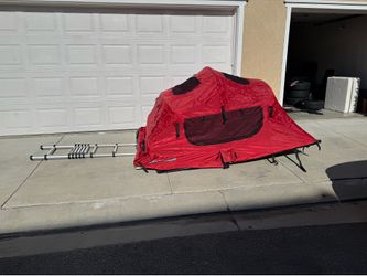 Yakima Skyrise Medium Rooftop Tent Red