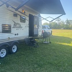 2017 Jayco Rv, Barely Used, Very Comfortable Sleeps Six People.