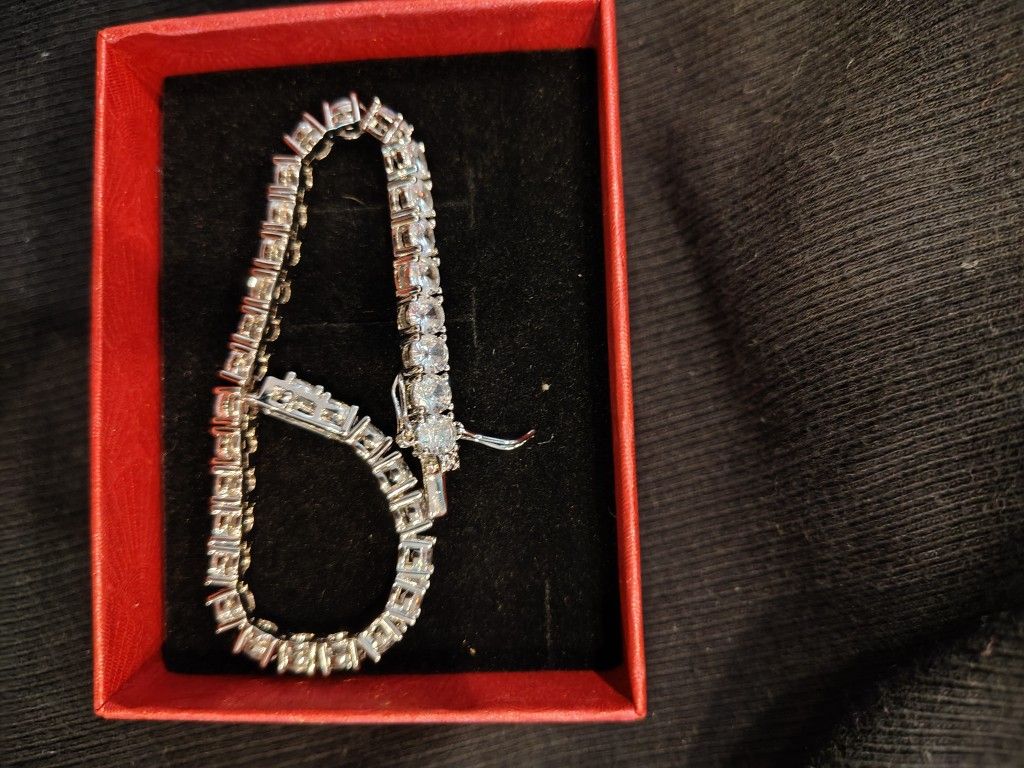 https://offerup.com/redirect/?o=OC5Jbg== 925 Silver Tennis Braclet