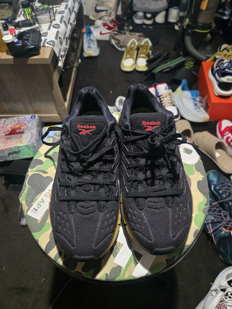 Reebok Zig Kinetica Black Men's Size 6.5 Women's Size 8 Excellent Condition