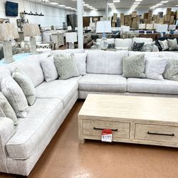 New Ashley  Sectional 🔥🔥 IN STOCK NOW