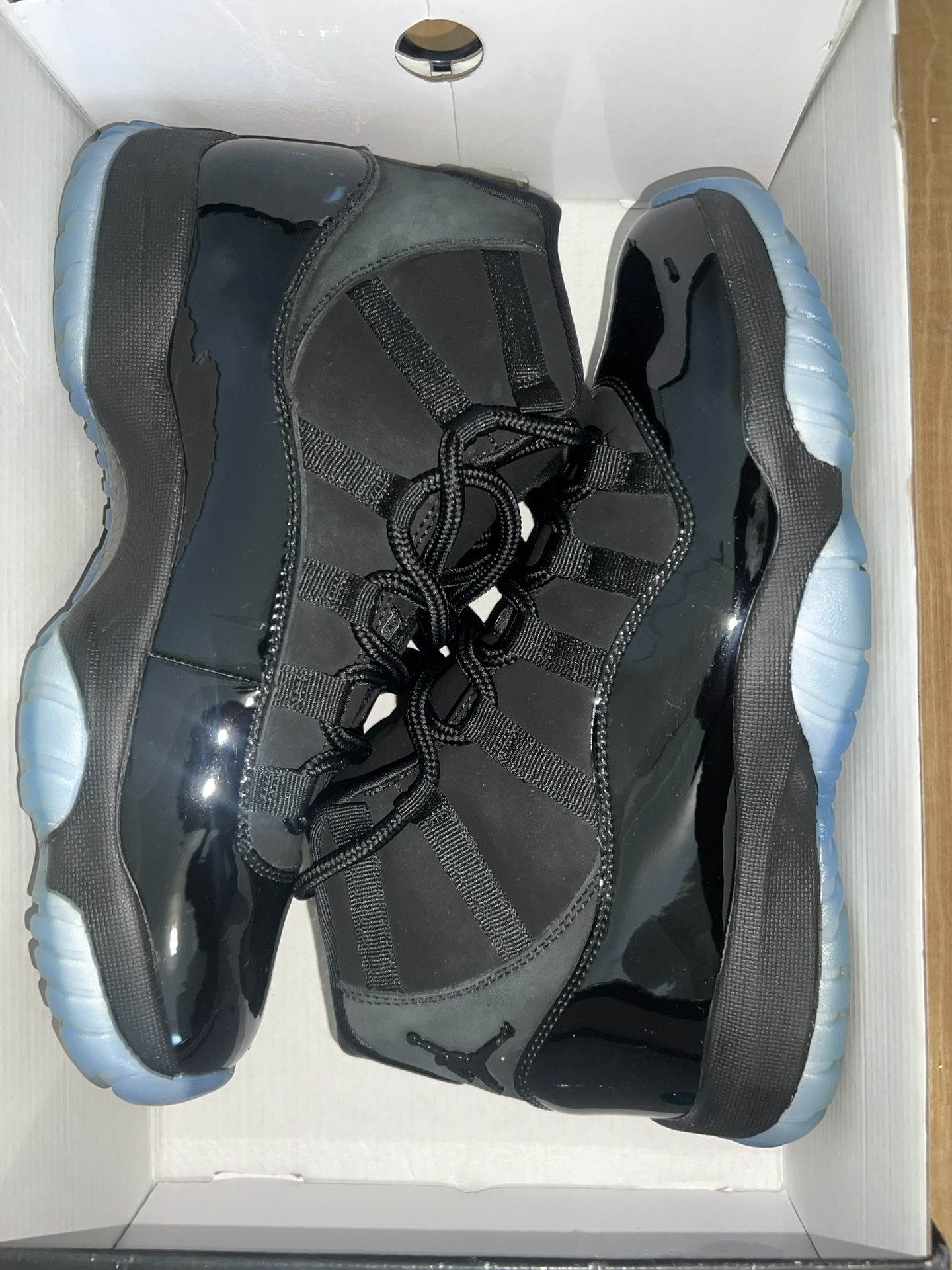 Cap and Gown Jordan 11. 2018. Size 9 Mens