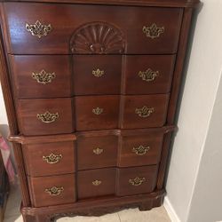 FOR SALE – Elegant Solid Wood Dresser / SE VENDE – Cómoda de Madera Sólida y Elegante 🪞✨