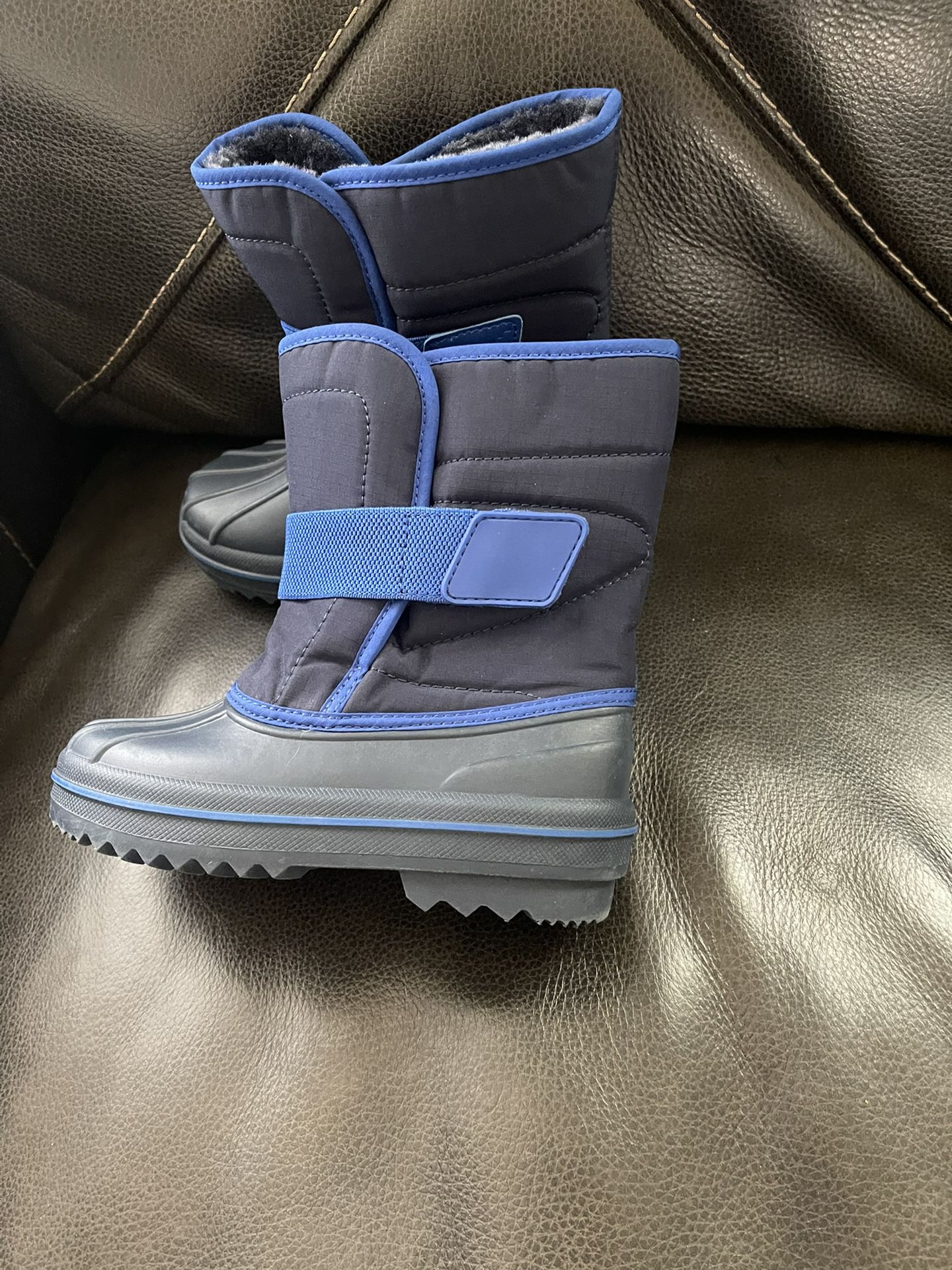 Children Place Snow Boots