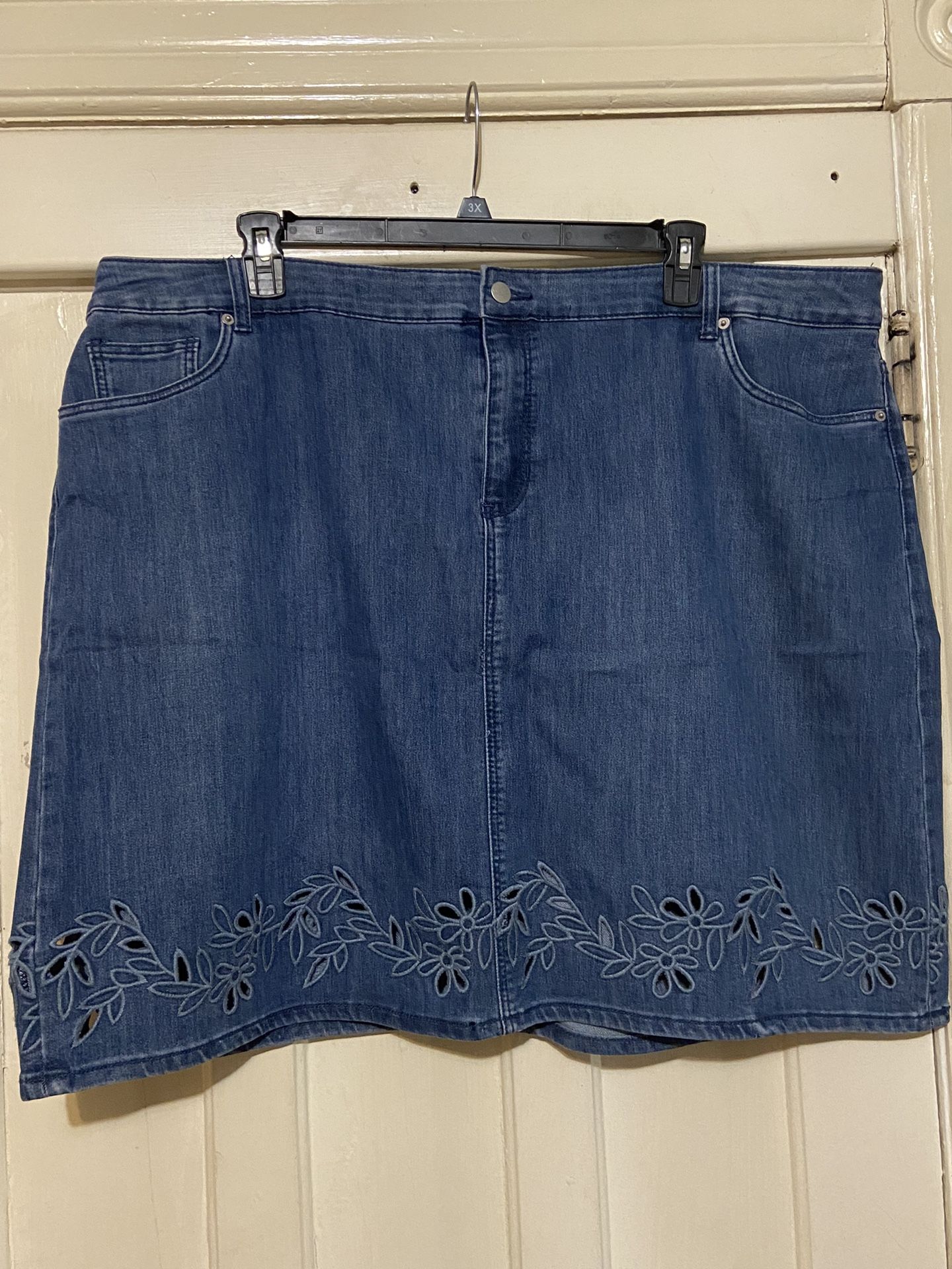 WESTPORT Women’s Blue Denim Skirt Embroidered Floral Cut Out Medium Wash Sz 24