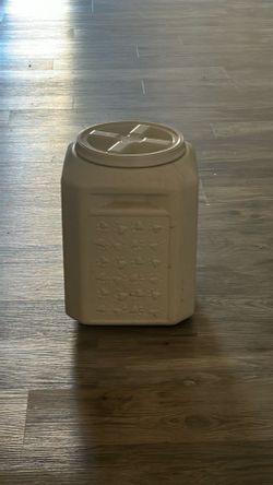 Dog food container