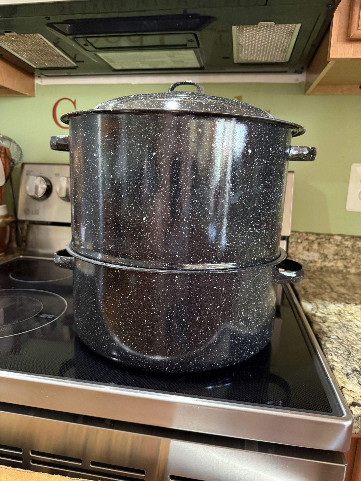 Multiuse Pasta, Seafood / Crab Pot and Strainer With Lid