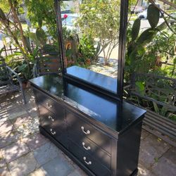 Dresser With Mirror