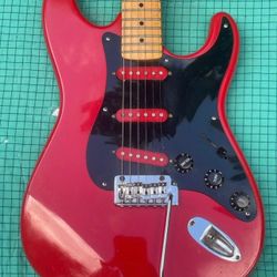 EPIPHONE S 310 GIBSON STRAT EXCELLENT CONDITION STRAIGHT NECK WITH LOW ACTION/TREMOLO WITH A MATCHING HEAD STOCK/MAPLE NECK.