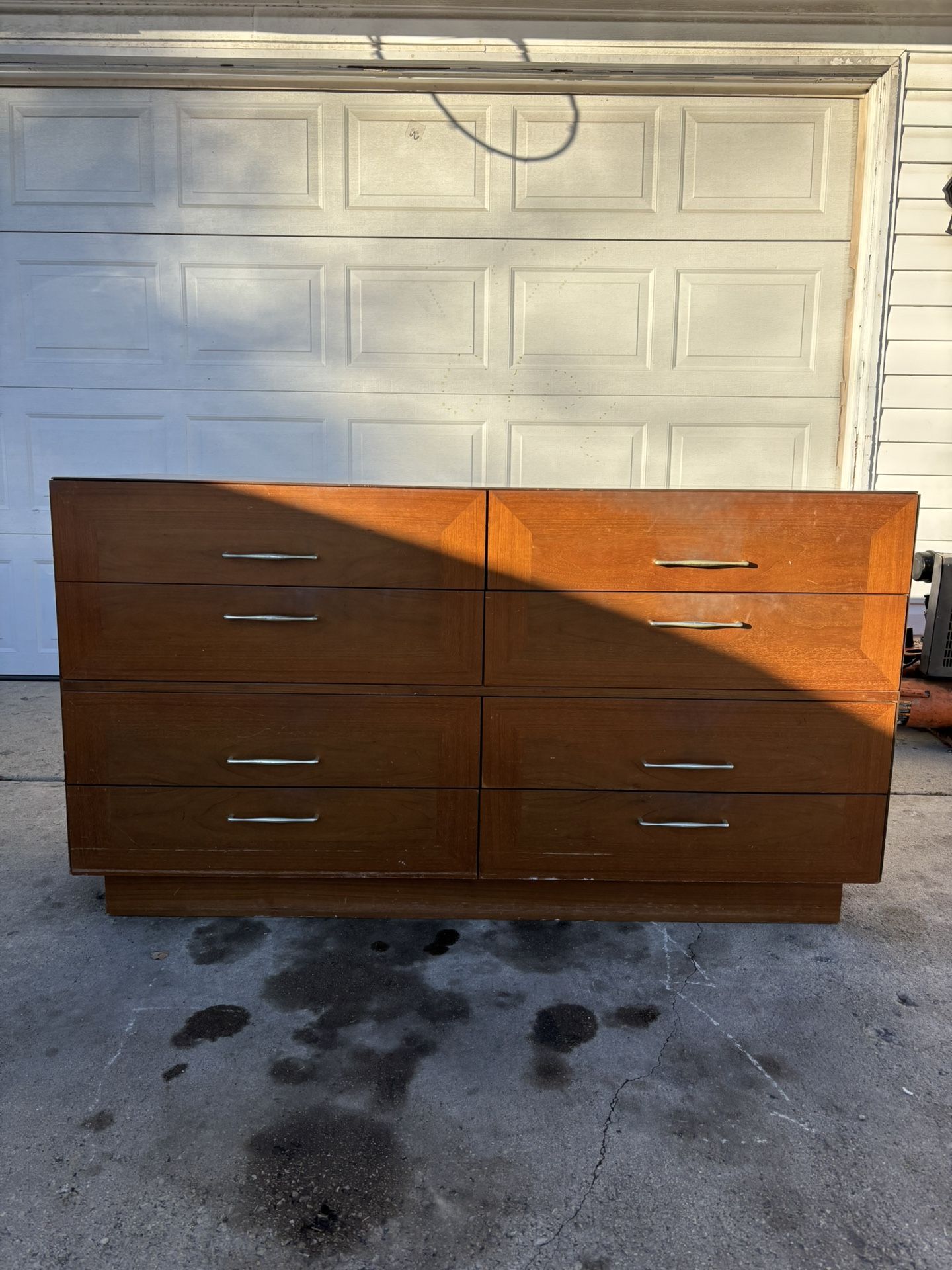‼️FASHION TREND BY JOHNSON CARPER 8 DRAWER DRESSER‼️FOR SALE 150$ OR BEST OFFER‼️DELIVERY AVAILABLE🚚