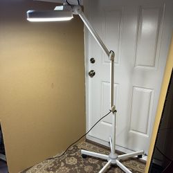 Portable Floor Standing Magnifier Lamp with 5X Magnification Rolling Floor Stand for Beauty Skincare, Manicure Nail Ect $25 Firm On Price
