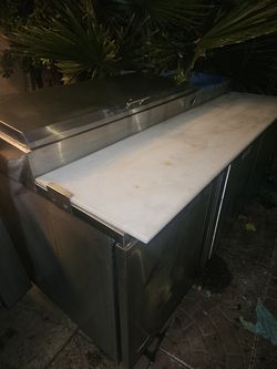 Salad bar and refrigerator