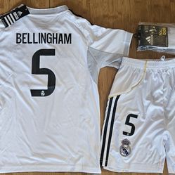 2025 real madrid Home kids size

BELLINGHAM #5

Full kit

Comes with jersey, shorts and socks 

Size available:
#22 5/6 years old
#24 6/8 years old
#2