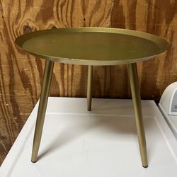 Elegant, lightweight, metal end table, golden color, beautiful accent table with removable legs . Location below  31705 SR-54  Wesley Chapel, FL  3354