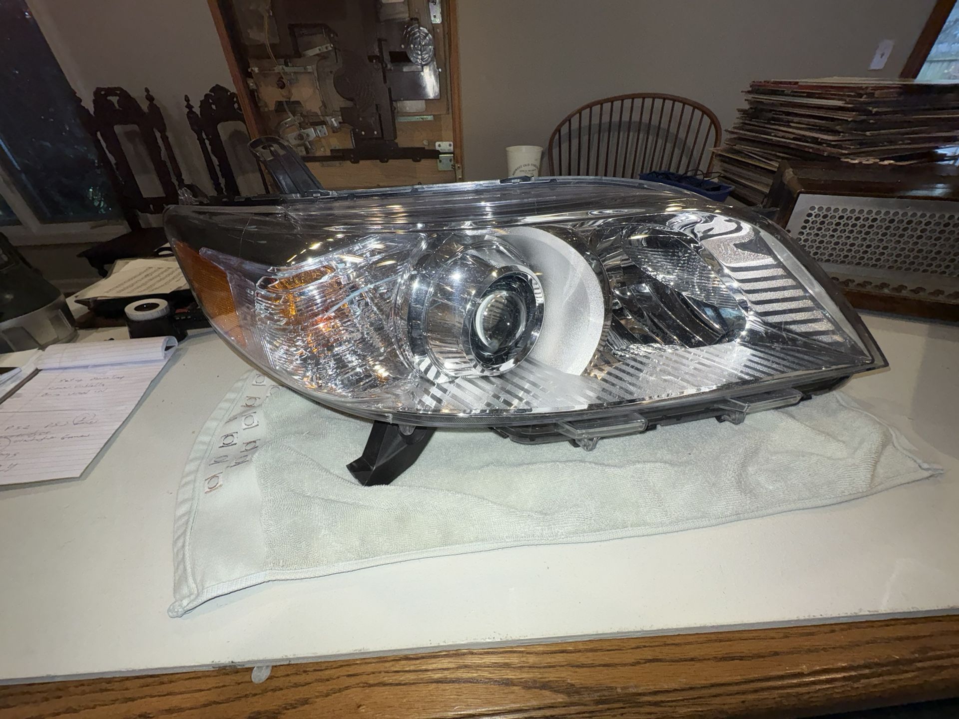 Headlight for Toyota sienna 2011–20 20 halogen headlamp chrome housing right side looks like it’s in great shape got it at an estate sale but there is