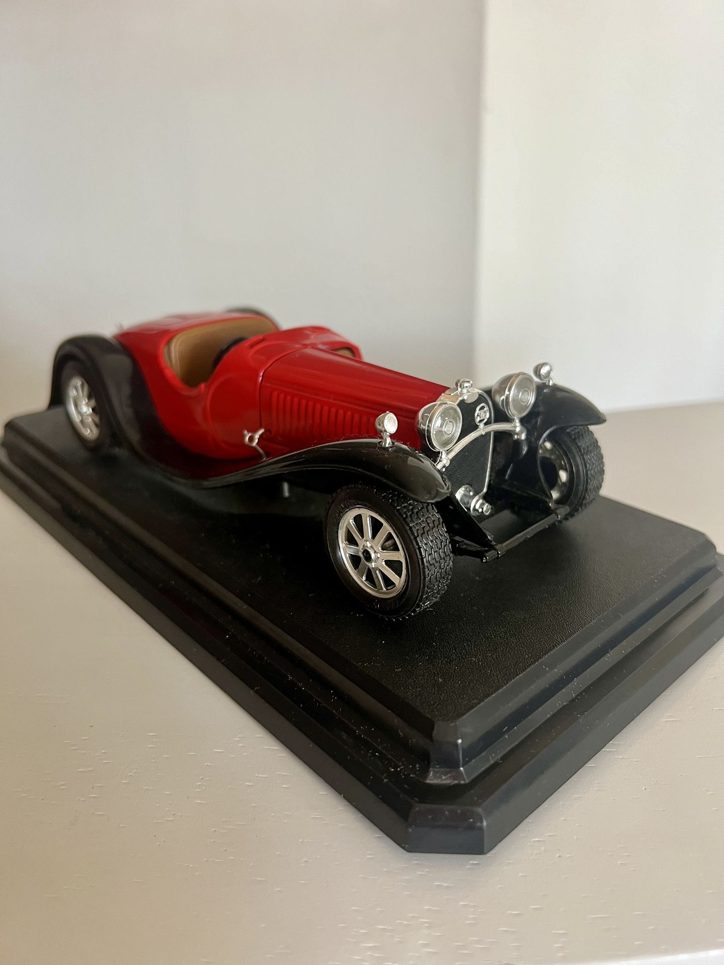 Bugatti Type 55 1932 Burago 1:24 Scale Diecast Red ON STAND