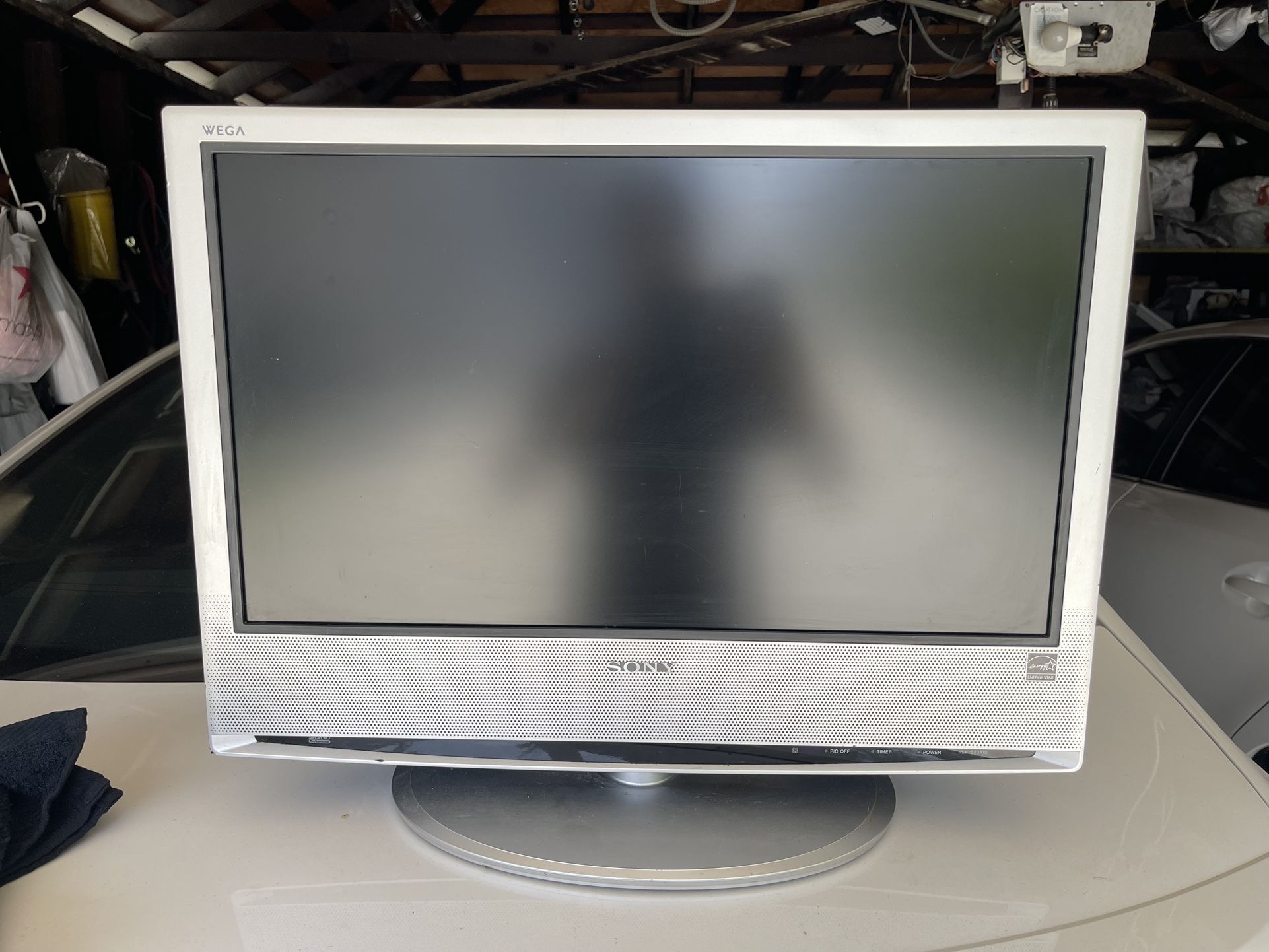 ** Preowned Sony Wega KLV-S23A10 LCD Color tv **