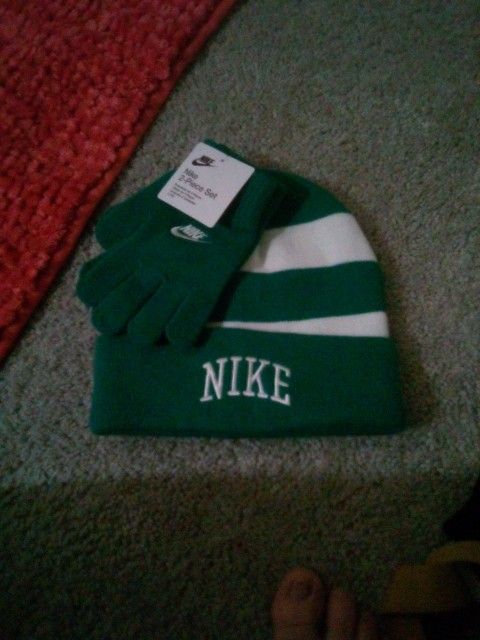 Nike Brand New Green And White Winter Hat And Gloves Set