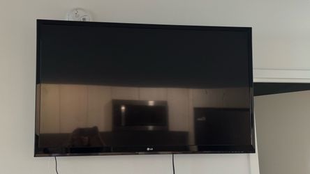 LG Flat Screen TV – Excellent Condition 100$