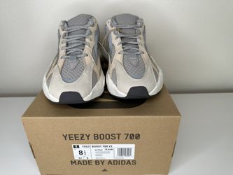 YEEZY 700 V2 CREAM DS NEW SIZE 8.5