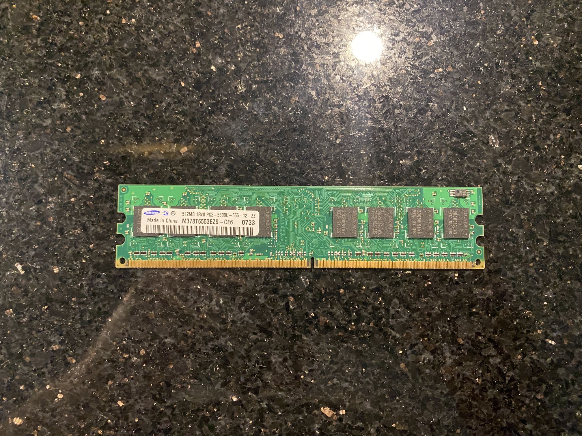 Samsung PC2-5300U 512 MB DIMM 667 MHz DDR Memory 1RX8