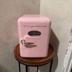 Frigidaire Mini Makeup Fridge 
