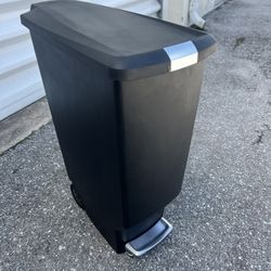 Flip Top Black Step Garbage Trash Can Waste Bin! Good condition! 19x10x25in
