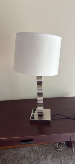 Table lamp, with two outlets and two light bulbs