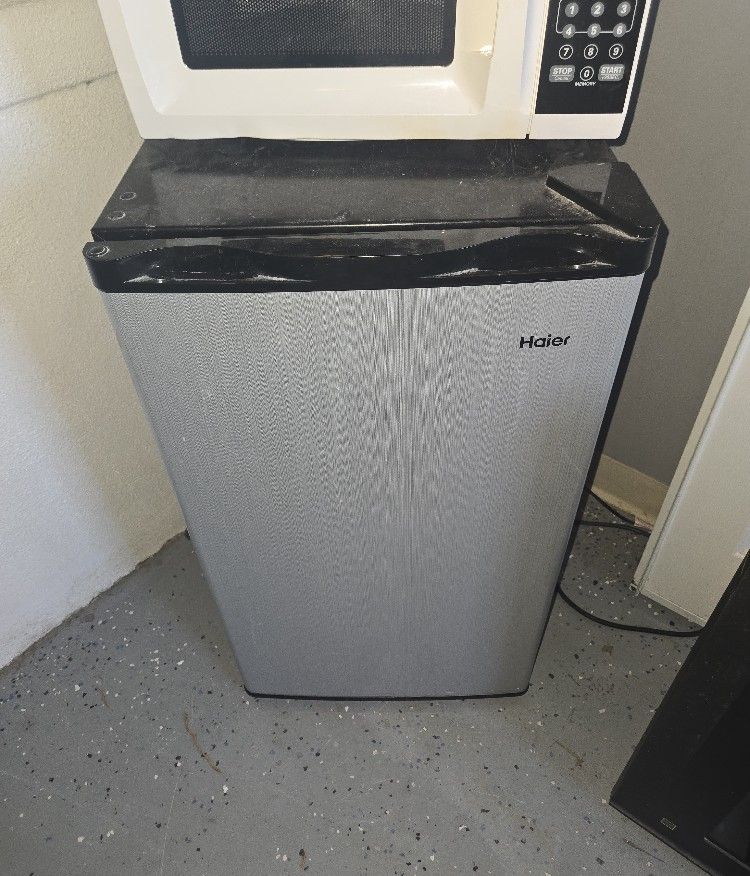 Working Mini Fridge W/ Freezer 